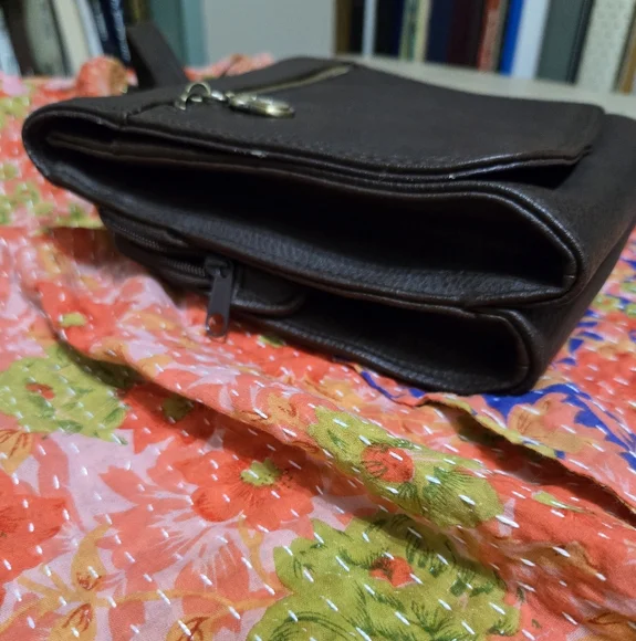 Vintage 2008 Fossil Brown Vinyl Crossbody Purse - Picture 2 of 15